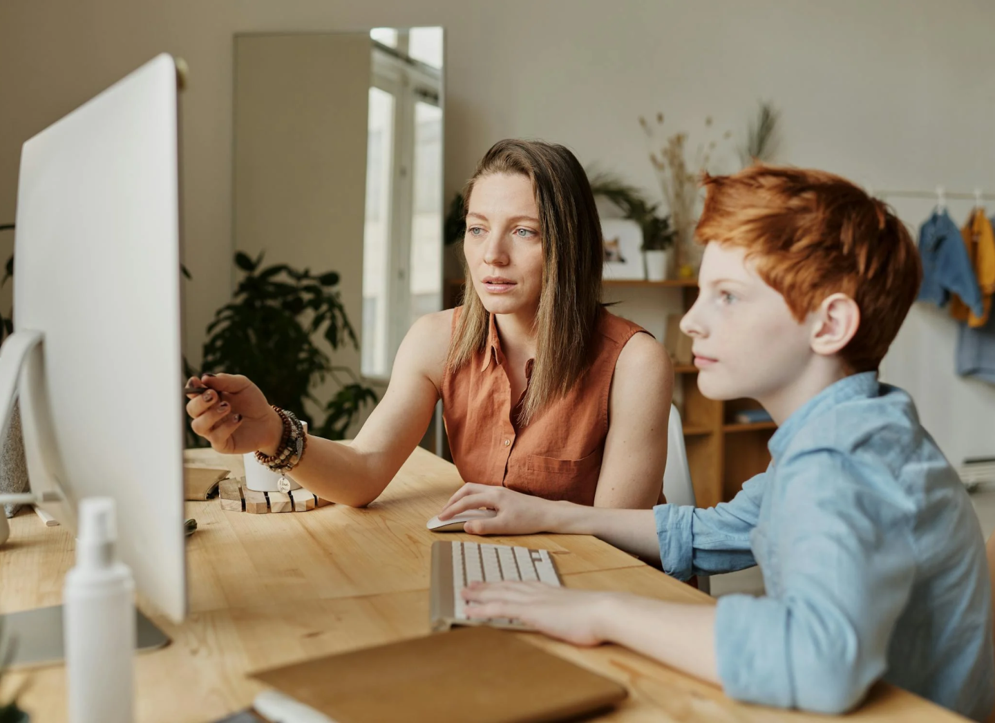 Belin Education - Une femme et son enfant travaillent sur ordinateur